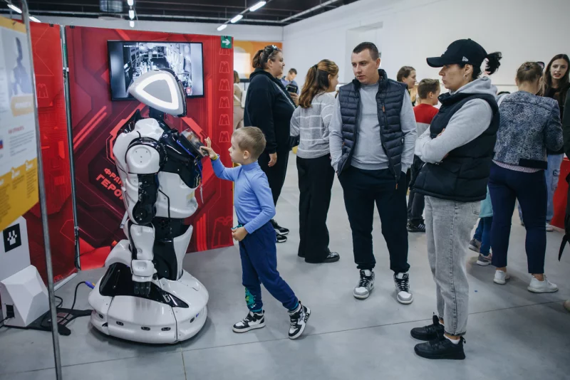 ROBOPARK на Пушкина 272: в Бобруйске открылась большая выставка роботов