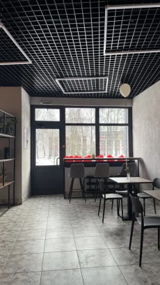 Опытный бариста в кафе