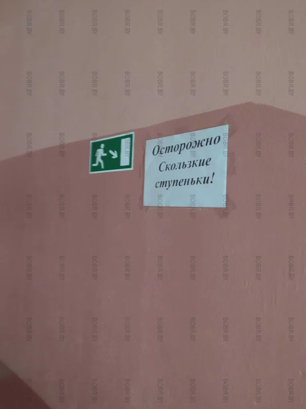В детской поликлинике 1 мега скользкие ступеньки при подъёме с 1-го на 2-й этаж. На моих глазах за 5минут подскользнулась и упали мальчик и женщина. Но всех всё устраивает как пациентов, так и руководство.