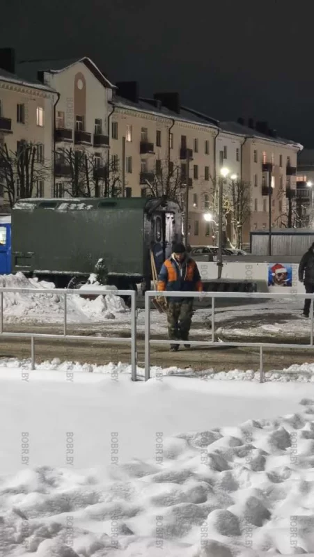 Заливка катка на площади в полном разгаре