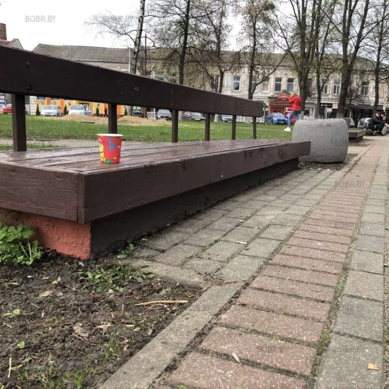 Кто мог придумать сделать такие низкие скамейки. Не всякий пожилой человек с нее встанет.