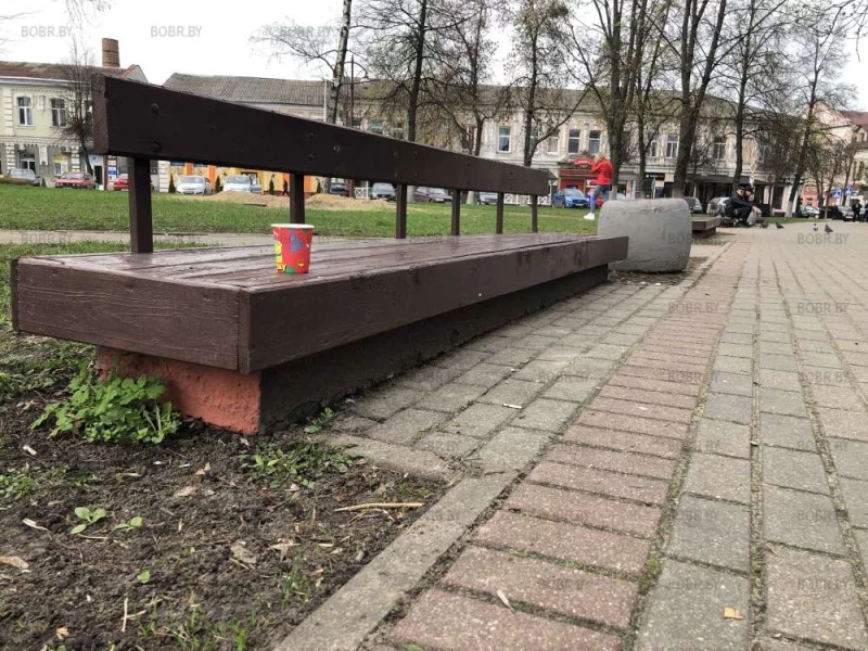 Кто мог придумать сделать такие низкие скамейки. Не всякий пожилой человек с нее встанет.