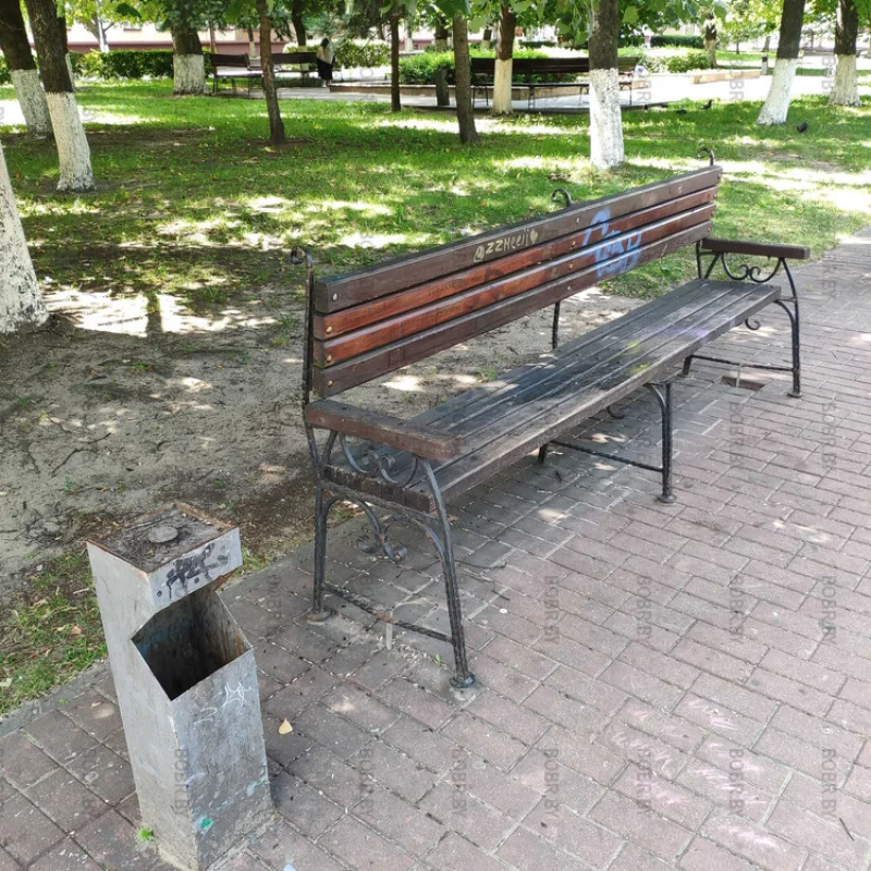 Очень красивая и очень чистая скамейка с прилегающей территории, Так и хочется сесть на эту лавочку и посидеть на площади Ленина.
