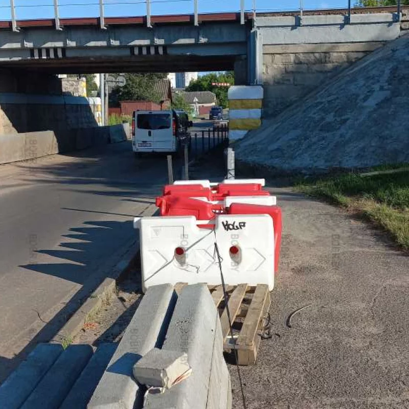 Ремонт ограды без движения уже третью неделю