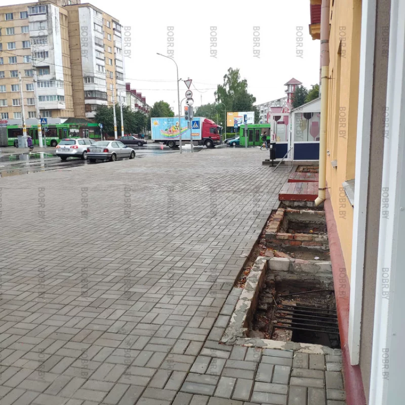 Ямы для мусора или недоделанный ремонт?