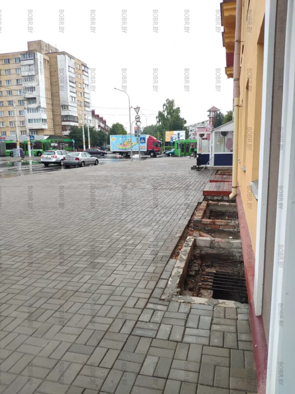 Ямы для мусора или недоделанный ремонт?