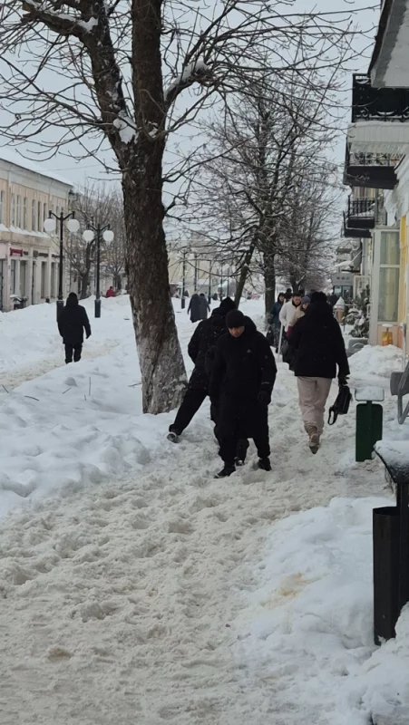 Площадь чистим, а по тротуарам не пройти
