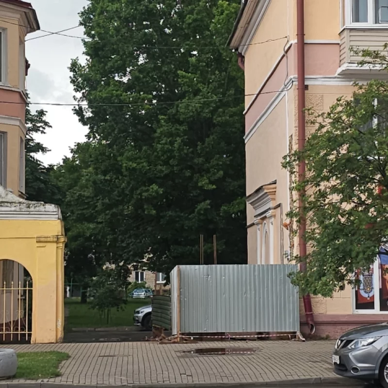 Начали восстановление снесенной арки въезда?