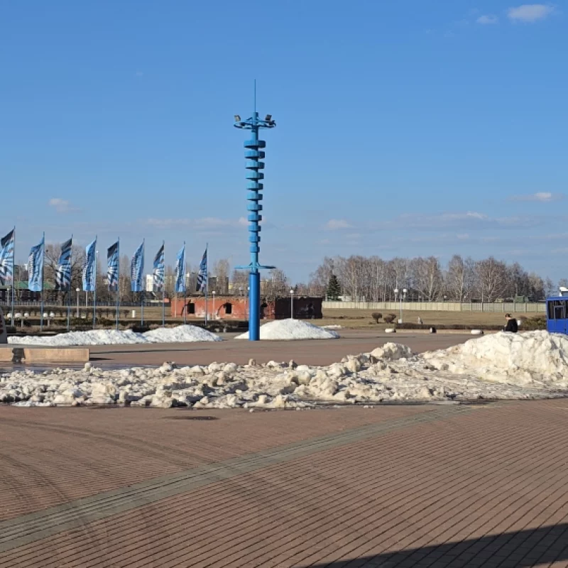 На ледовом ещё лежит снег