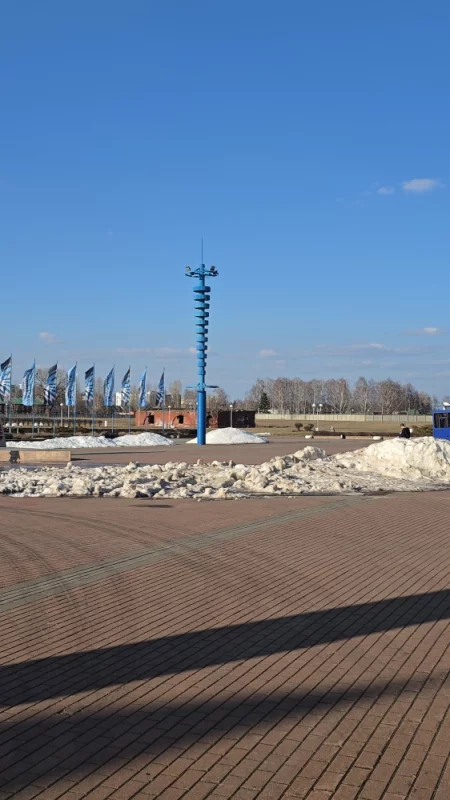 На ледовом ещё лежит снег