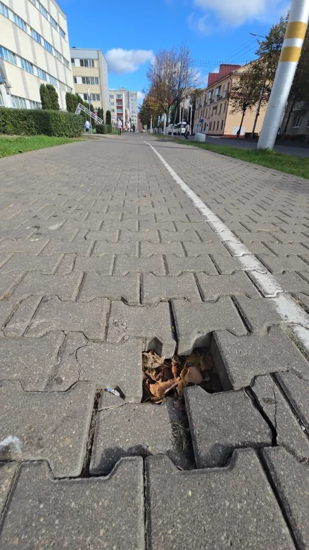 Ловушка для электросамоката. Интересно какая организация в городе ответственна за поддержание в надлежащем виде пешеходных дорожек.