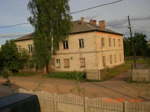 13.6 сот. с крытой коробкой в центре