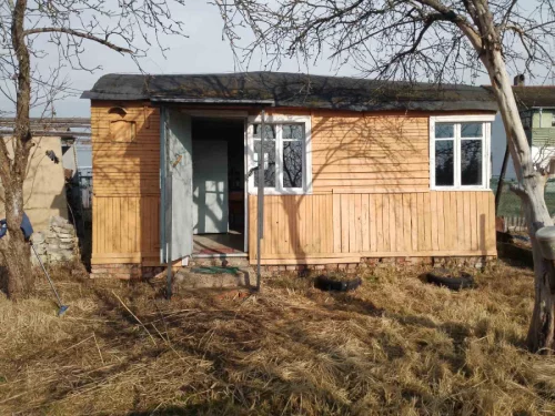 Участок земли с летним домиком