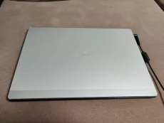 Металлический ноутбук Fujitsu UH572