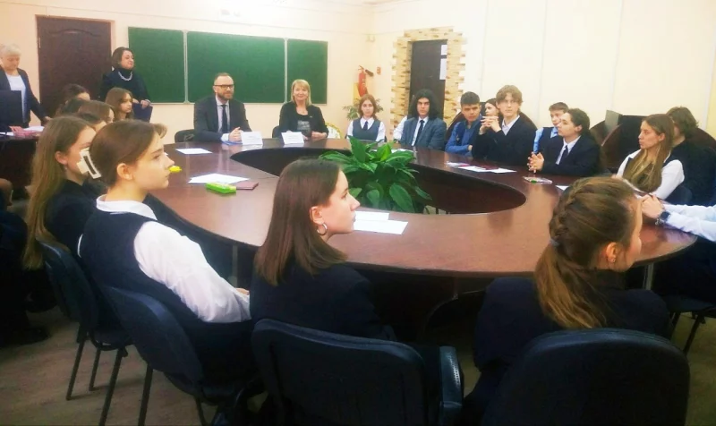 Зампред «Белгоспищепрома» встретился с бобруйскими гимназистами на уроке активного гражданина