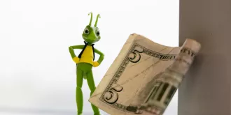 Доллар дешевеет еще сильнее. Что происходит с курсами валют?