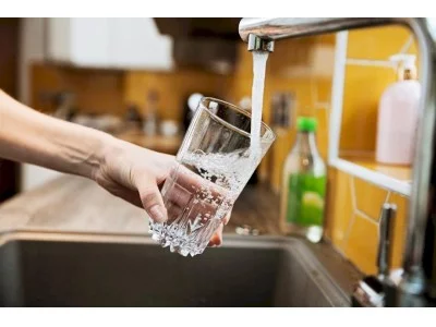 Если из крана потекла зелёная вода — сообщите в теплосети: названы телефоны
