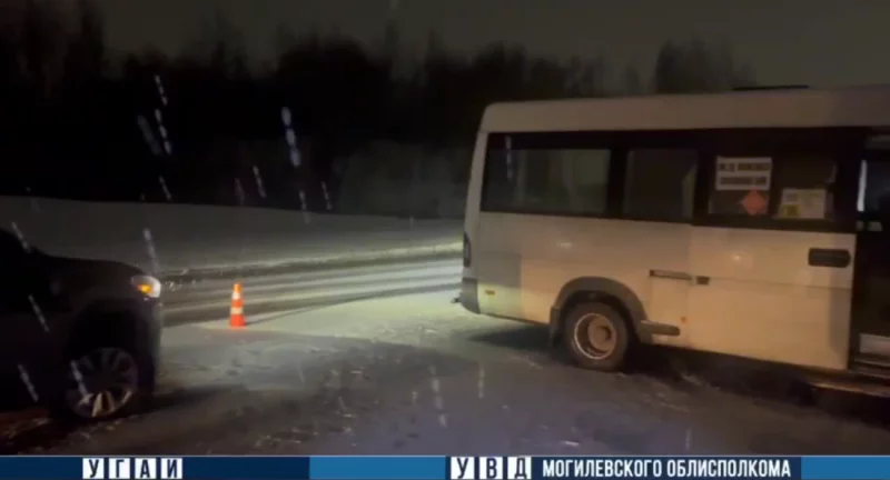 В Бобруйске столкнулись маршрутка и легковушка