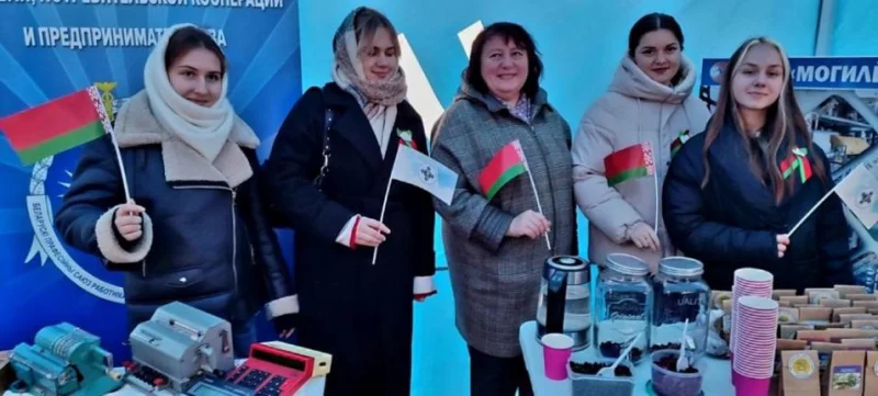 Учащиеся Могилевского медколледжа организовали выставку фиточаев в Бобруйске