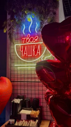 Опытный бариста в кафе