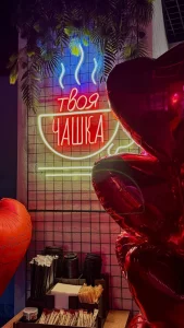 Опытный бариста в кафе