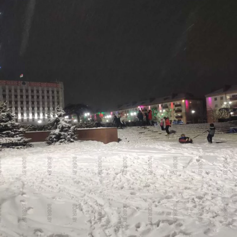 Детвора придумала себе горку. Молодцы