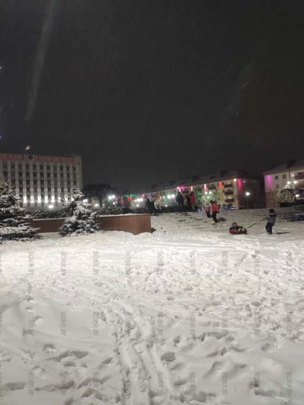 Детвора придумала себе горку. Молодцы