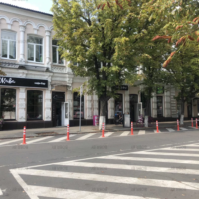 Столбики напротив тикава 