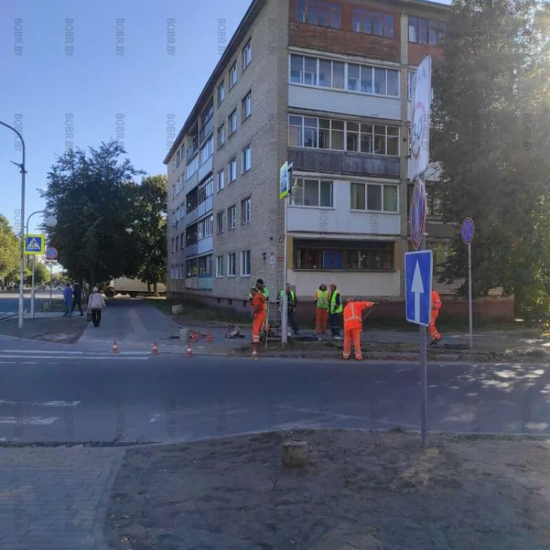 Двое работают, а четверо смотрят...