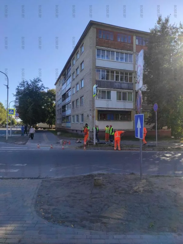 Двое работают, а четверо смотрят...