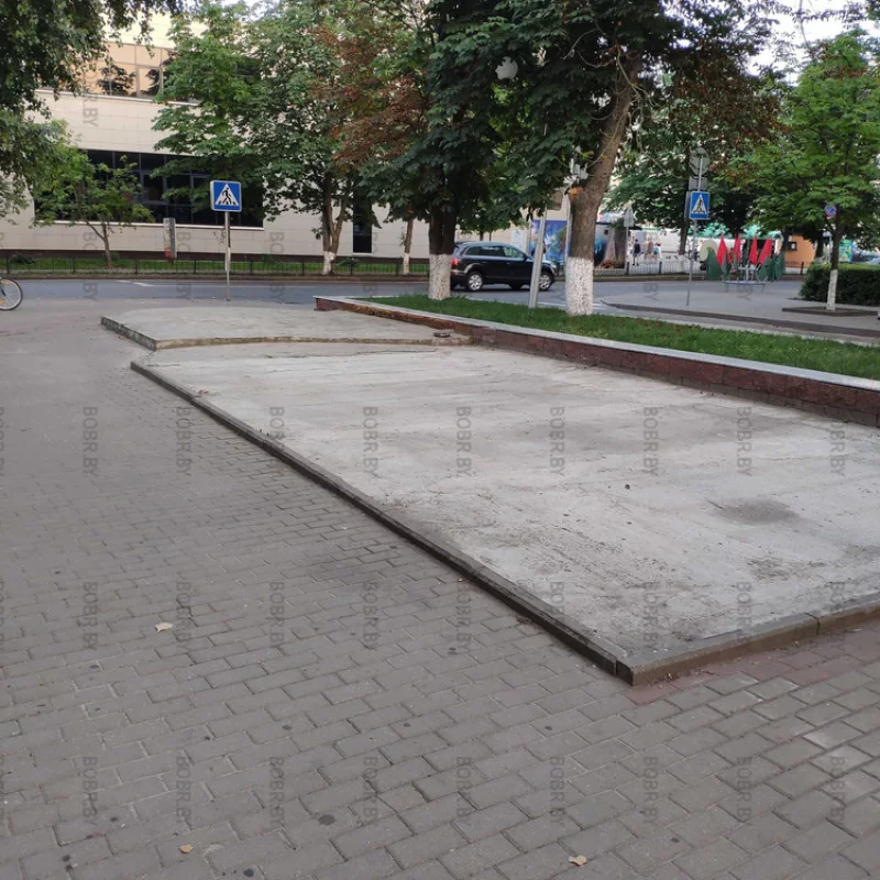 Когда-то была кафе, потом кафе закрылось а уродливая конструкция в виде постамента которая мешает ходить осталась. 