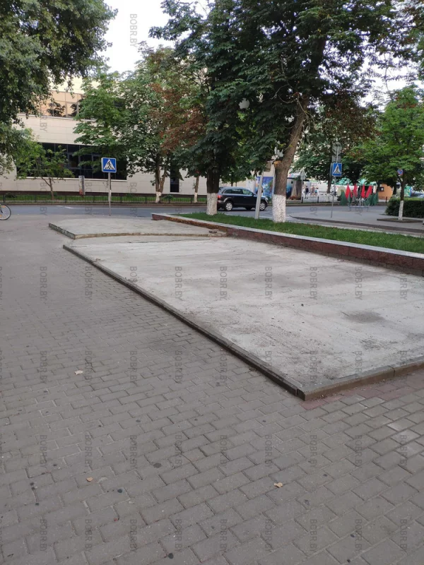 Когда-то была кафе, потом кафе закрылось а уродливая конструкция в виде постамента которая мешает ходить осталась. 
