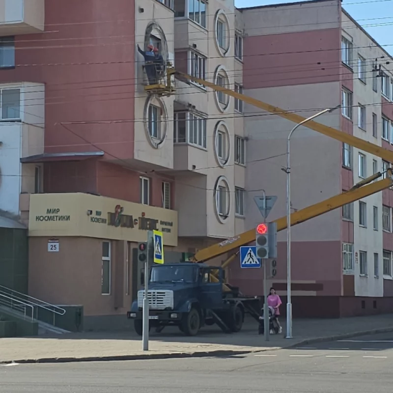 Монтируют подсветку на дом-скворечник