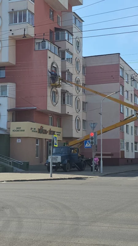 Монтируют подсветку на дом-скворечник