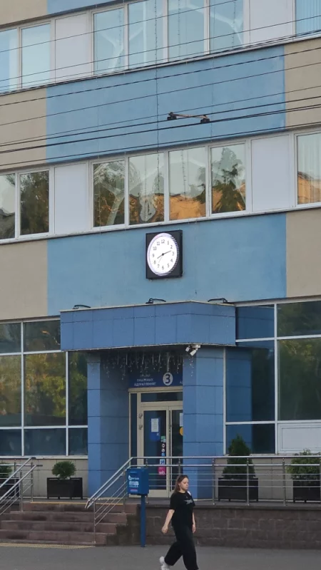 Над белпочтой повесили электронные часы, которые еще и температуру воздуха показывают