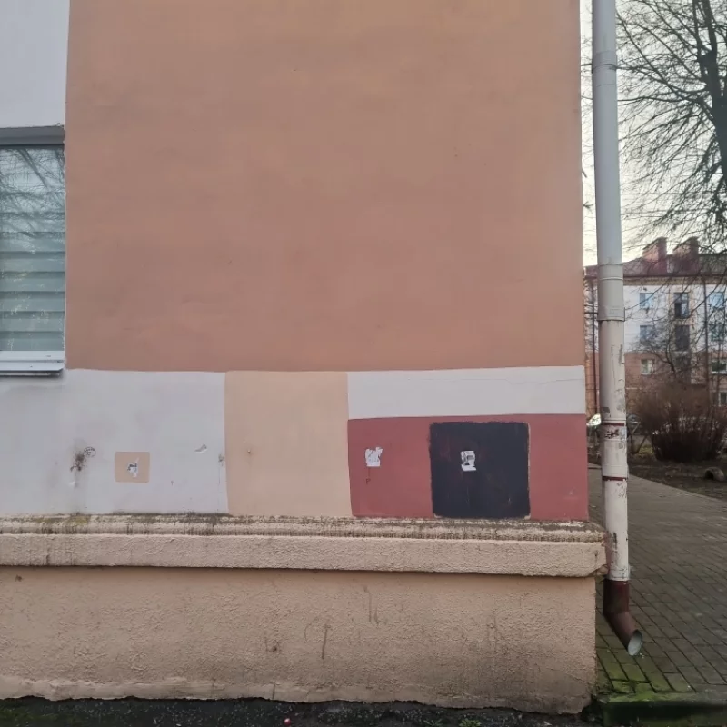 Складывается ощущение что на перекраску дома не хватает денег и его пперекрашивают постепенно по квад ратику