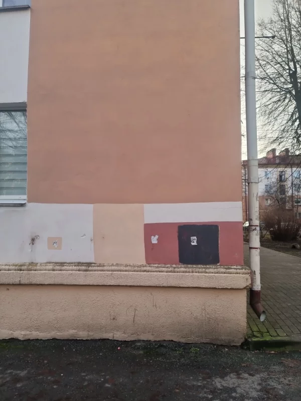 Складывается ощущение что на перекраску дома не хватает денег и его пперекрашивают постепенно по квад ратику