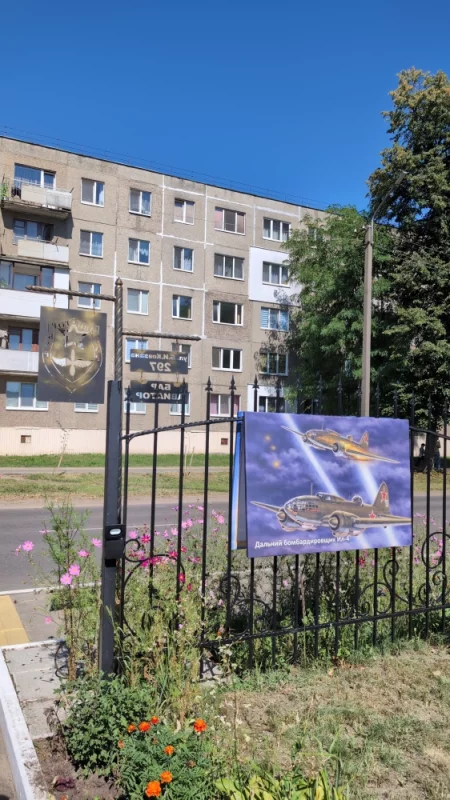 Кажется, бар Авиатор оправился после пожара Во дворе новая модель самолётика и новая выставка плакатов на ограждении