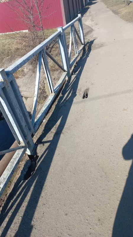 Мост разрушается. 