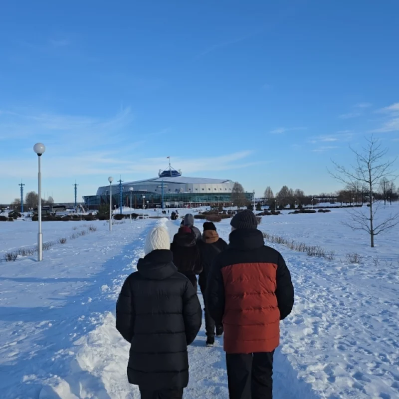 Сегодня в Бобруйске будет хоккей, Поэтому в районе Ледового дворца толпы людей.