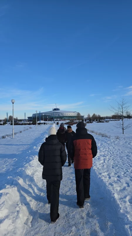 Сегодня в Бобруйске будет хоккей, Поэтому в районе Ледового дворца толпы людей.
