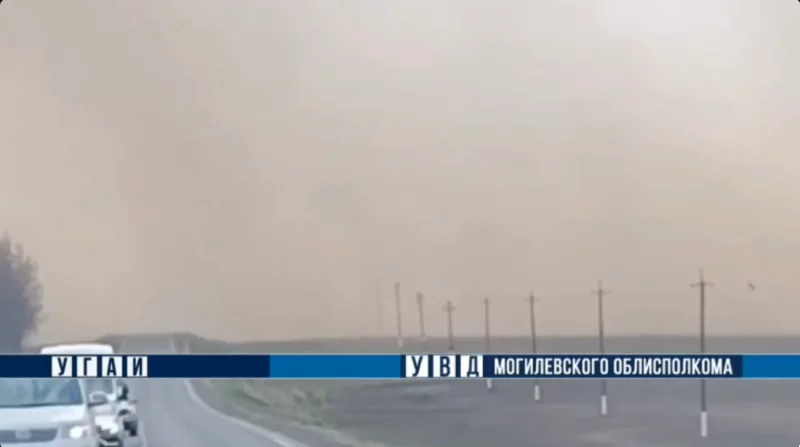На трассе Могилёв-Бобруйск из-за пыльной бури столкнулись 5 машин: есть пострадавший