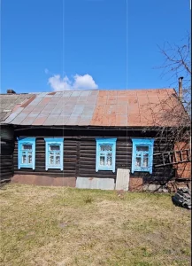 Часть жилого деревянного дома в городе