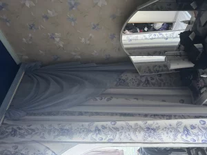 Шторы+ карниз и люстра бесплатно