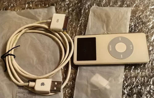 Apple iPod nano 1st Generation белый (2 GB) A1137
