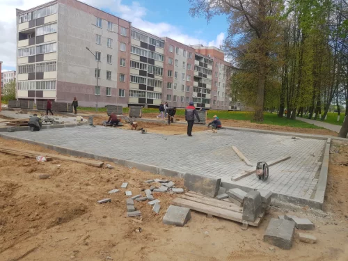 Мастера по укладке плитки и подсобники