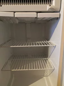 Холодильник полностью рабочий. Доставка бесплатная. 300 рублей