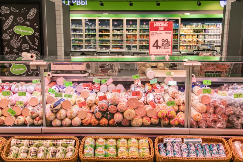 В больших «Еврооптах» мясо и колбасы подешевели на треть