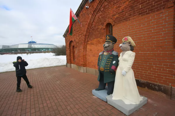 С гендерной дискриминацией у бобров покончено. Посмотрите на новую скульптуру в крепости