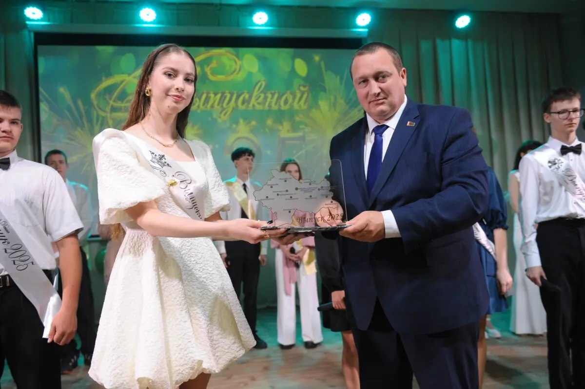 Праздник прощания: торжественный районный выпускной-2025